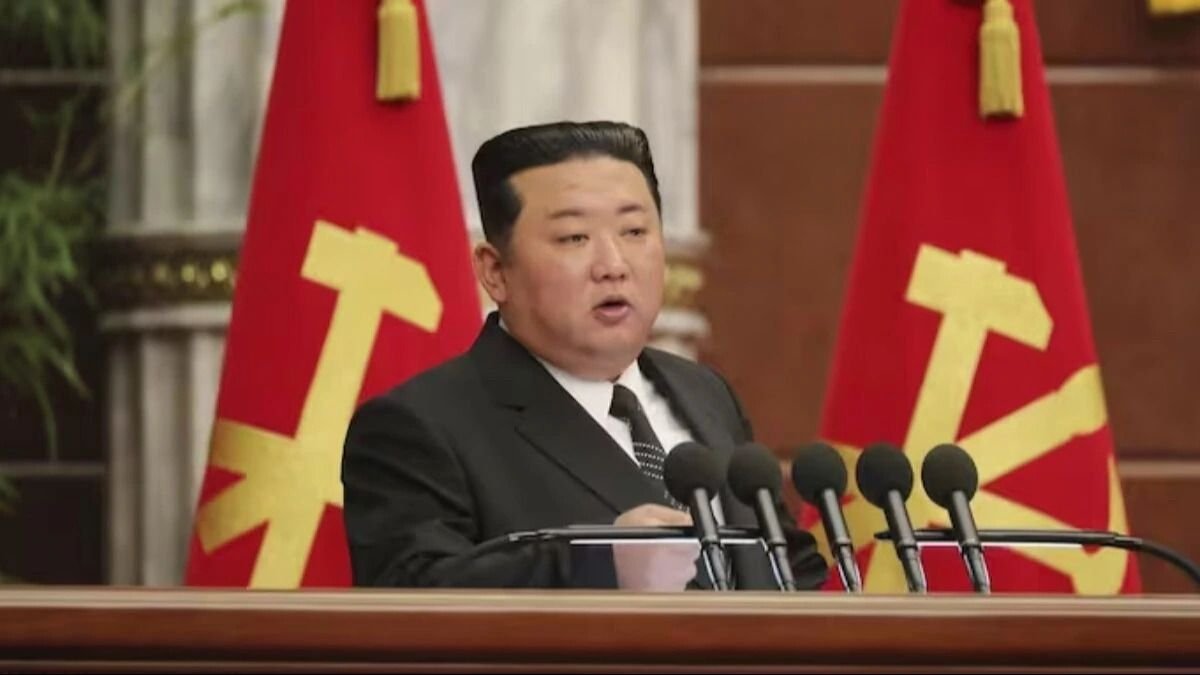 उत्तर कोरिया में युद्धक जहाज की असफल लॉन्चिंग पर कड़ा एक्शन, जिम्मेदार अधिकारियों के खिलाफ जांच और गिरफ्तारी शुरू उत्तर कोरिया में युद्धक जहाज की असफल लॉन्चिंग पर कड़ा एक्शन, जिम्मेदार अधिकारियों के खिलाफ जांच और गिरफ्तारी शुरू