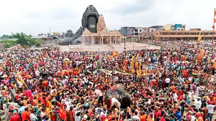 पंडित प्रदीप मिश्रा की कांवड़ यात्रा में हादसा, आज फिर दो श्रद्धालुओं की गई जान, दो दिन में चार मौत फिर भी हेलिकॉप्टर से बरस रहे फूल