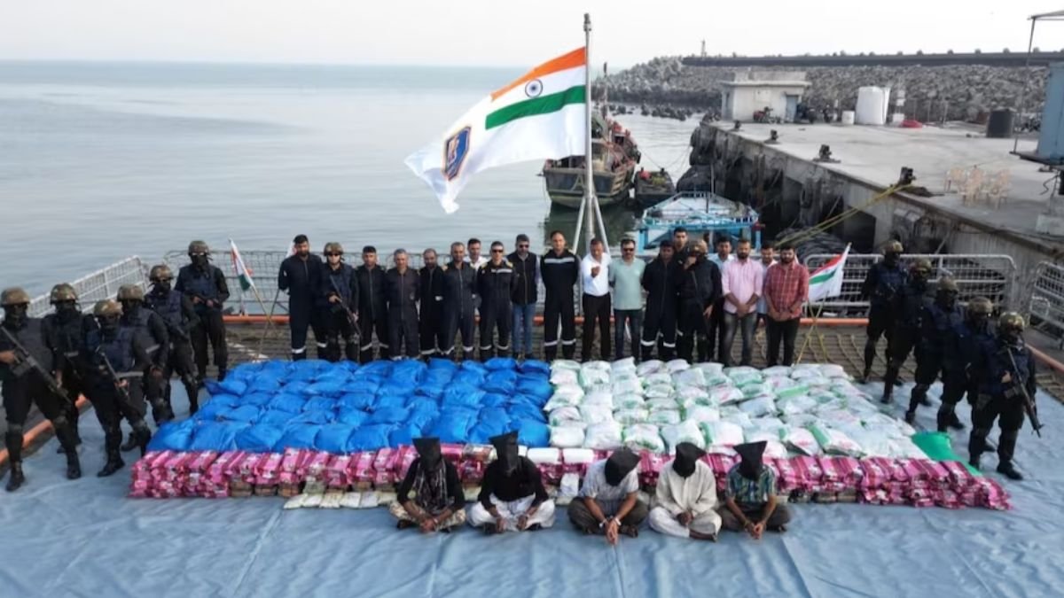 देश में पकड़ी गई ड्रग्स की सबसे बड़ी खेप, सामने आया पाकिस्तान कनेक्शन - kutch news 3300 kg of drugs seized from boat mid-sea off Gujarat coast 5 held pakistan connection indian