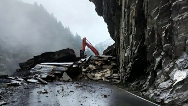 Life in danger due to falling boulders rain Badrinath highway closed spend  whole night on road बरसात में बोल्डर गिरने से आफत में जान, बदरीनाथ हाईवे  बंद होने से रातभर सड़क पर