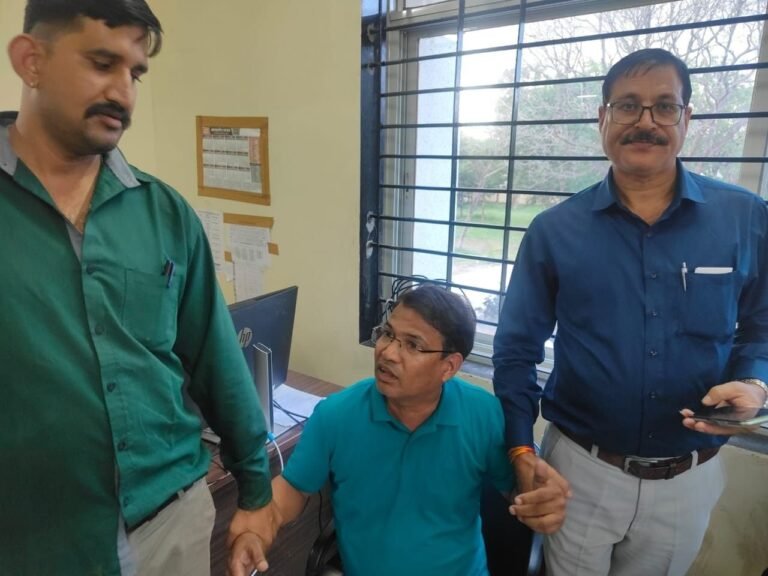 खुड़ैल के नायब तहसीलदार दया राम निगम और निलंबित बाबू नरेद्र नरवरिया 50 हजार रुपए की रिश्वत लेते पकड़ाए, लोकायुक्त की कार्रवाई