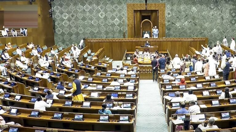 लोकसभा में वक्फ संशोधन विधेयक पेश, कांग्रेस ने किया विरोध, कहा-कानून थोप रही सरकार