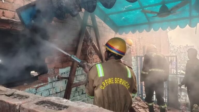 गाजियाबाद के लोनी में तीन मंजिला मकान में आग, महिला और तीन बच्चों की मौत, चार अन्य लोग भी झुलसे