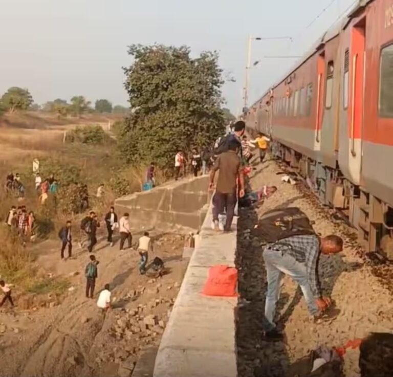 महाराष्ट्र में ट्रेन में आग की अफवाह से कूदे यात्री, दूसरी ट्रेन की चपेट में आए, 6 की मौत, कई घायल
