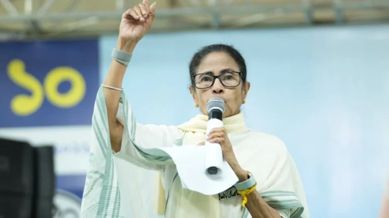 बंगाल में ममता बनर्जी ने खेला इमोशनल कार्ड, कहा-केंद्र सरकार और 19 राज्य मेरे खिलाफ, मैं अकेले लड़ रही