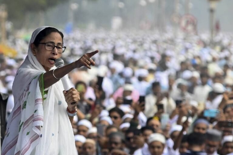 ईद की नमाज के दौरान ममता बनर्जी ने भाजपा पर साधा निशाना, कहा-दंगे भड़काने की हो रही कोशिश, इस जाल में न फंसे