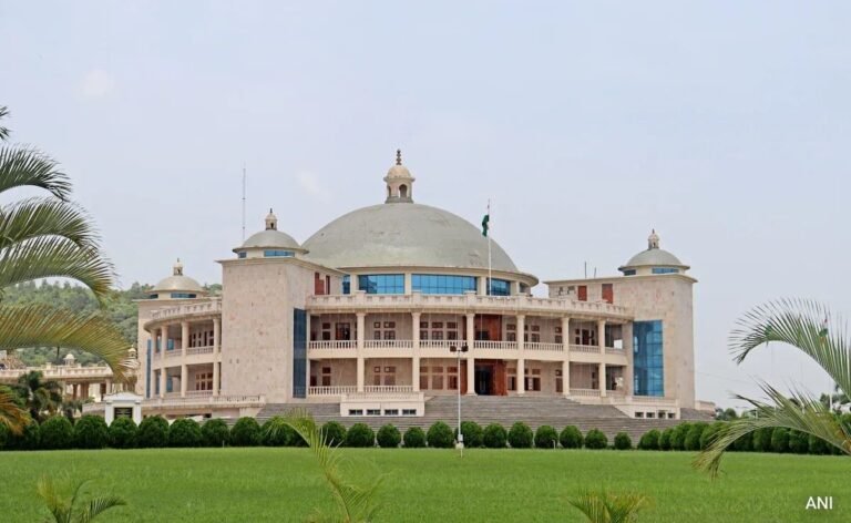 मणिपुर में भाजपा ने शुरू की सरकार बनाने की कवायद, 10 विधायकों ने राज्यपाल से मिलकर किया 44 विधायकों के समर्थन का दावा