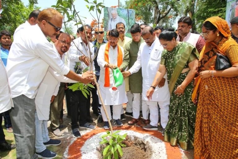 मंत्रीजी के मुखारबिंद से फिर बही अमृत रस की धारा, इस बार निशाने पर रहे सुमित मिश्रा, महेंद्र हार्डिया और निगम कमिश्नर वर्मा