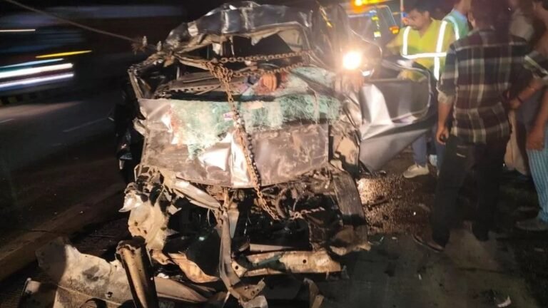 मथुरा में यमुना एक्सप्रेस वे पर भीषण हादसा, कार में सवार छह लोगों की मौके पर ही मौत, दो गंभीर घायल