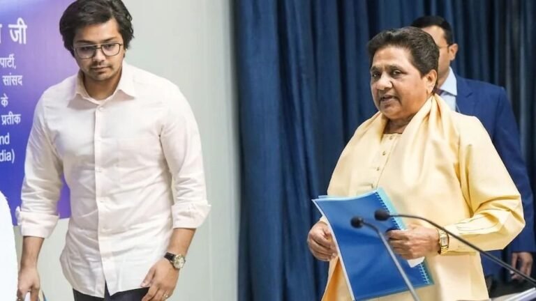 मायावती ने भतीजे आकाश आनंद को बसपा से किया बाहर, एक दिन पहले ही छीन लिए थे सारे पद