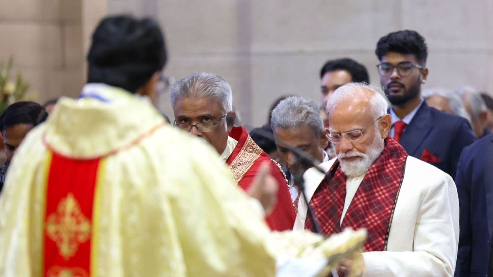 क्रिसमस पर चर्च पहुंचे पीएम मोदी, प्रार्थना सभा में हुए शामिल | PM narendra  Modi visited a church Christmas participated prayer