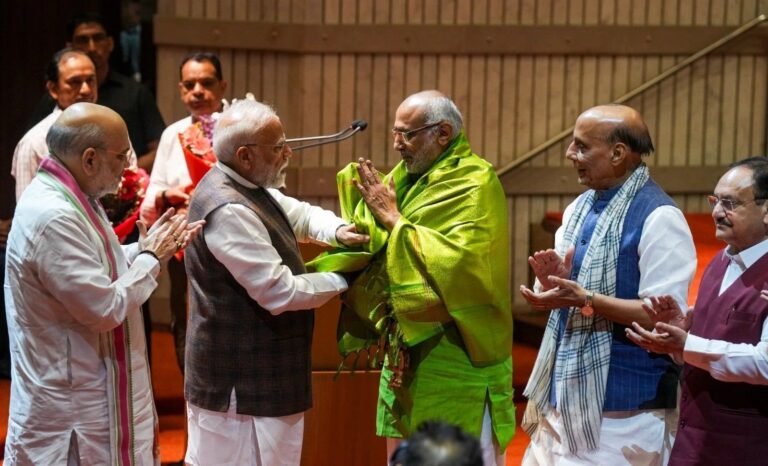 एनडीए संसदीय दल की बैठक में बोले पीएम मोदी-नेहरू ने देश को दो बार बांटा, उपराष्ट्रपति उम्मीदवार राधाकृष्णन का हुआ स्वागत