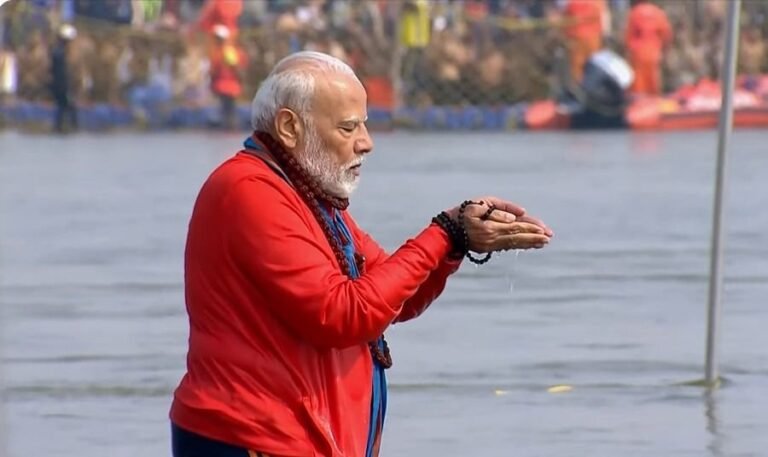 गुप्त नवरात्रि के शुभ अवसर पर पीएम मोदी का संगम स्नान – एकता और विश्व कल्याण का संदेश