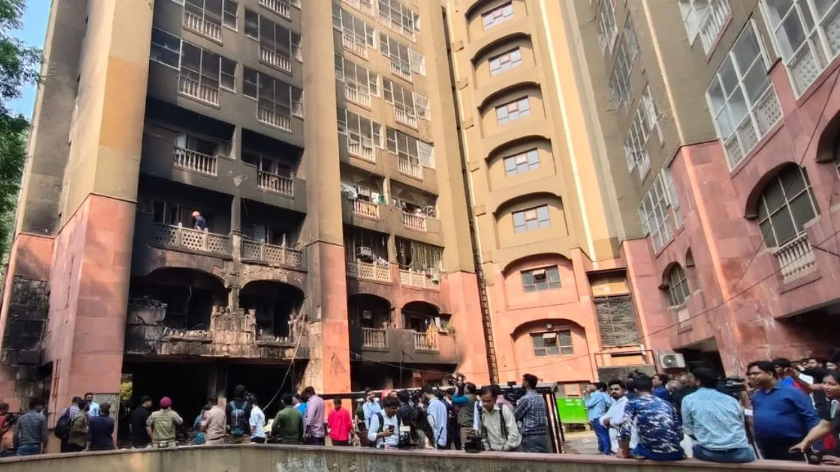 PHOTOS: ग्राउंड फ्लोर पर रखे कबाड़ से राज्यसभा सांसदों के फ्लैट्स में लगी आग! तीन मंजिल तक कई फ्लैट जलकर राख - major fire at brahmaputra apartments in delhi