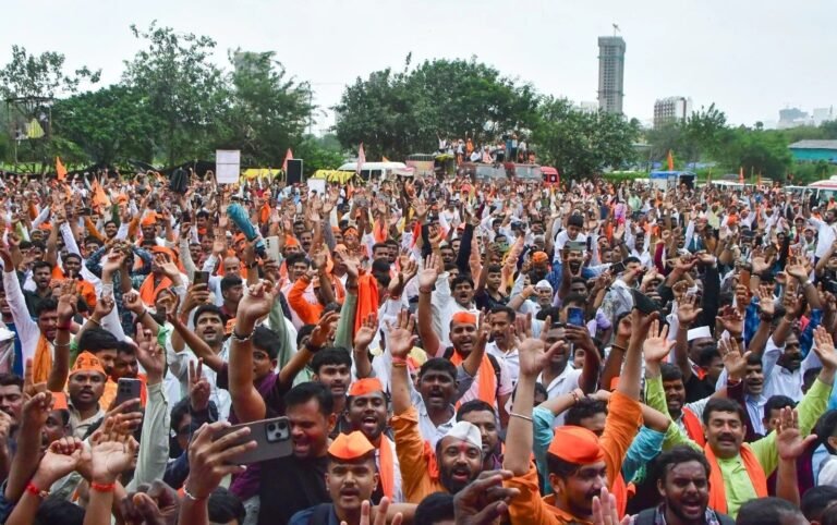 मुंबई में मराठा आरक्षण आंदोलन जारी, सीएसटी से लेकर कई इलाकों में लगा भारी जाम, परेशान हुए लोग