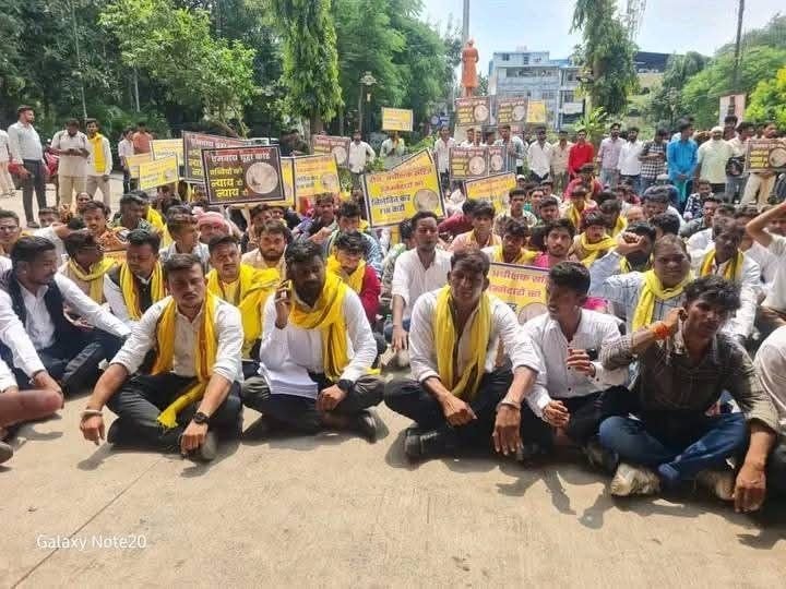 फिर गरमाया चूहा कांड, एमवाय अस्पताल में पीड़ित परिवारों के साथ जयस और भीम आर्मी के कार्यकर्ताओं ने दिया धरना