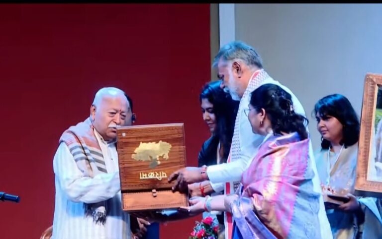 संघ प्रमुख मोहन भागवत ने किया मंत्री प्रहलाद पटेल की पुस्तक-परिक्रमा कृपा सार का लोकार्पण, कहा-दुनिया श्रद्धा विश्वास पर चलती है