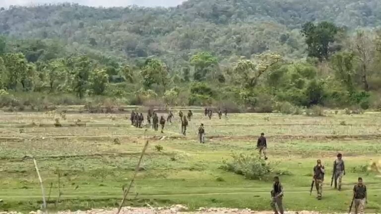 झारखंड: लातेहार में मुठभेड़, 5 लाख का इनामी माओवादी ढेर, एक 10 लाख का इनामी गिरफ्तार