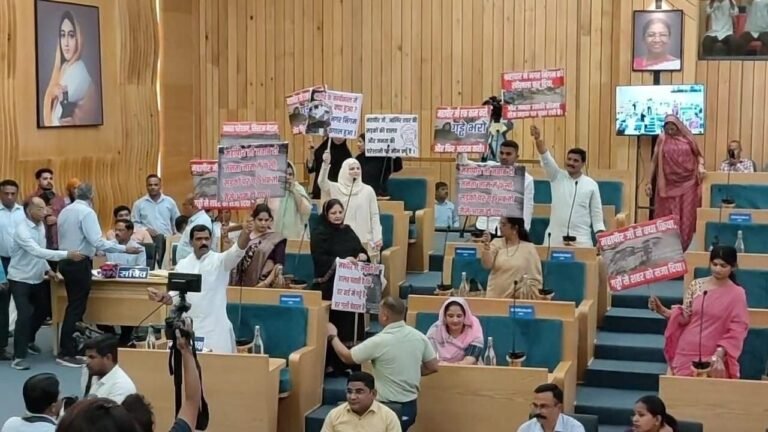 इंदौर निगम परिषद सम्मेलन में लव जिहाद के लिए फंडिग के आरोपी अनवर कादरी की पार्षदी खत्म करने का प्रस्ताव पास, कांग्रेस ने किया हंगामा