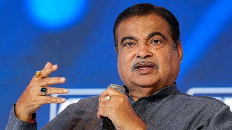 सड़क सुरक्षा पर नितिन गडकरी की सख्ती: ठेकेदारों और अधिकारियों पर कड़ी कार्रवाई की चेतावनी