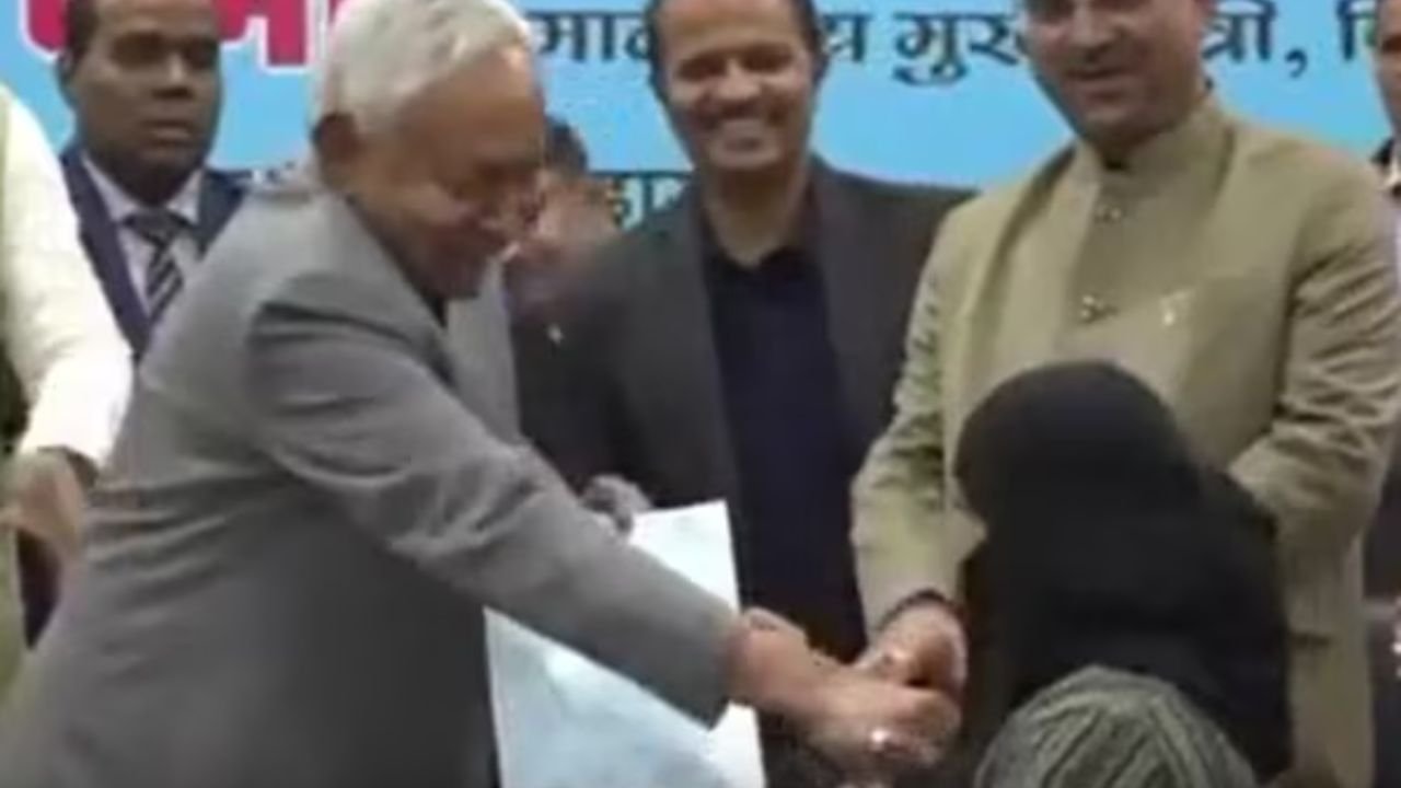हिजाब विवाद से मची सियासी हलचल: नीतीश कुमार का वीडियो वायरल, जानिए पूरा  मामला | Nitish kumar video goes viral sparking political turmoil over the  hijab controversy | Dynamite News Hindi