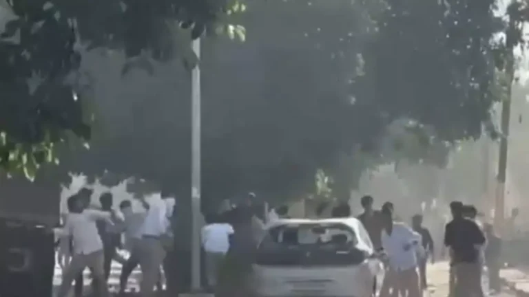 नोएडा में वेतन बढ़ोतरी को लेकर बवाल: सड़कों पर उतरे कर्मचारी, आगजनी और जाम से जनजीवन प्रभावित