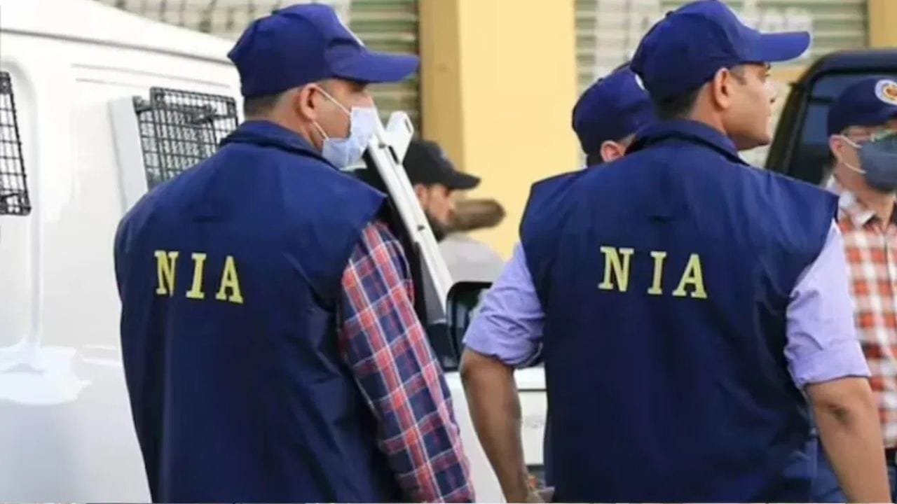 जम्मू-कश्मीर में NIA की बड़ी कार्रवाई: सीमापार घुसपैठ मामले में 12 ठिकानों पर छापेमारी 1 जम्मू-कश्मीर में आतंकी घुसपैठ-साजिश मामले में NIA की छापेमारी, 9 ठिकानों पर कार्रवाई जारी | Jammu and Kashmir NIA action in terrorist conspiracy case CRPF