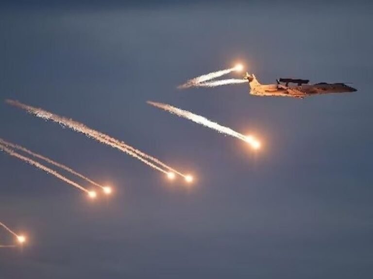 जम्मू से जैसलमेर तक हमले की कोशिश, भारत ने दिया करारा जवाब, पाकिस्तान के कई ड्रोन, मिसाइल सहित फाइटर जेट किए ढेर