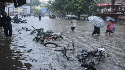 सूरत में बारिश का डराने वाला रूप । flood like situation in surat after  heavy rainfall water filled in temple hospital - India TV Hindi