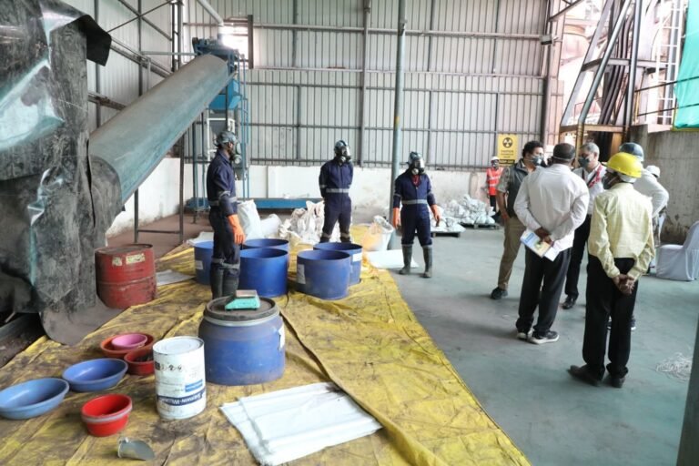 पीथमपुर में यूनियन कार्बाइड का कचरा जलाने की प्रक्रिया शुरू, भष्मक में चूना मिलाकर डाले गए कचरे के पैकेट