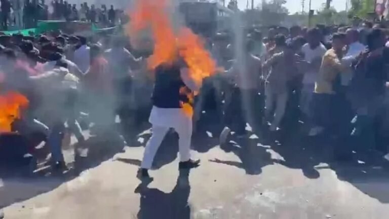 यूनियन कार्बाइड के जहरीले कचरे के विरोध में पीथमपुर में जबरदस्त प्रदर्शन, दो लोगों ने किया आत्मदाह का प्रयास