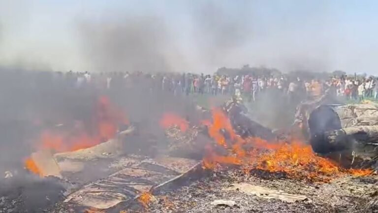 मध्यप्रदेश के शिवपुरी जिले में एयरफोर्स का फाइटर प्लेन क्रैश, खेत में गिरते ही लगी आग, दोनों पायलट सुरक्षित