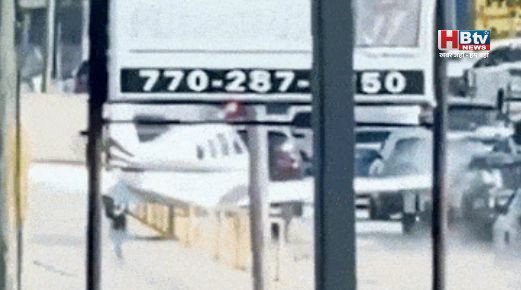 अमेरिका में सड़क पर इमरजेंसी लैंडिंग बना हादसा, छोटा विमान कई गाड़ियों से टकराया; VIDEO वायरल