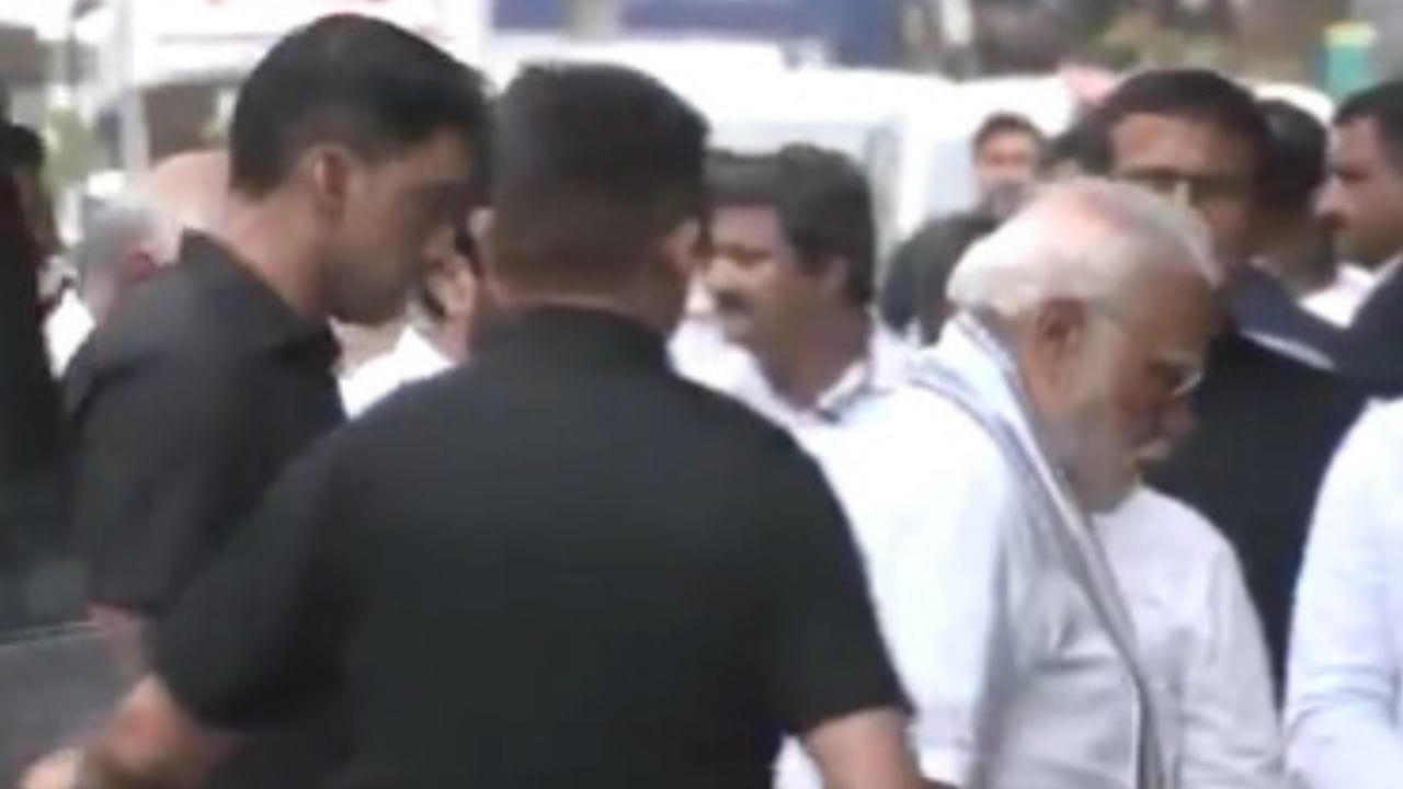 Ahmedabad Plane Crash LIVE: अहमदाबाद के सिविल अस्पताल पहुंचे PM, घायलों से  कर रहे मुलाकात | Ahmedabad Plane Crash News LIVE Updates in Hindi Air India  flight ai 171 Boeing 787 accident
