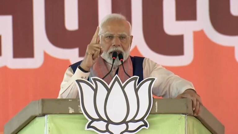 महाराष्ट्र के अकोला में पीएम मोदी का विपक्ष पर वार, कहा-कांग्रेस और उसके साथियों को नहीं है बाबा साहेब के संविधान की परवाह