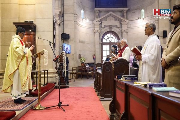 क्रिसमस पर सौहार्द का संदेश: कैथेड्रल चर्च पहुंचे पीएम मोदी, ईसाई समुदाय संग प्रार्थना में हुए शामिल