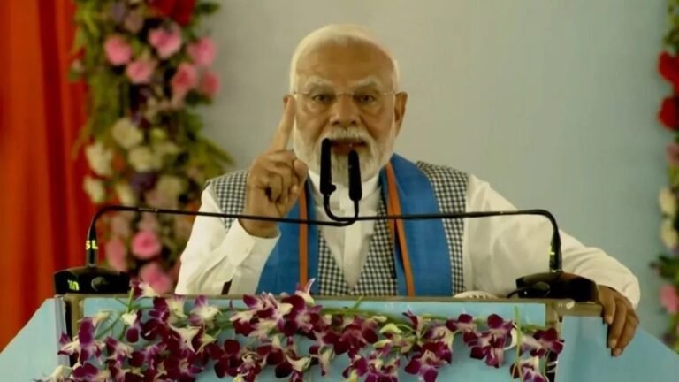 बिहार के सीवान से पीएम मोदी का कांग्रेस और राजद पर वार, कहा-पंजे और लालटेन ने लूट-खसोट मचा रखी थी