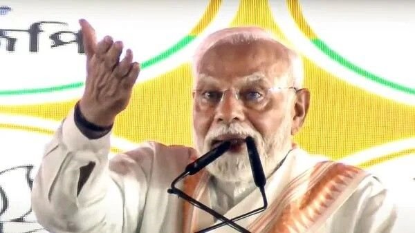 पश्चिम बंगाल के दुर्गापुर में पीएम मोदी का ममता पर निशाना, कहा-टीएमसी के गुंडा टैक्स से बंगाल में रुका है निवेश