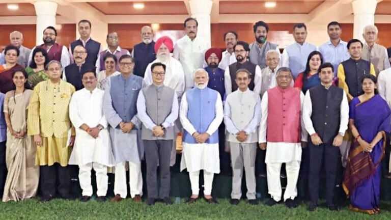 दुनिया में पाकिस्तान को बेनकाब कर लौटे प्रतिनिधिमंडल से मिले पीएम मोदी, सदस्यों ने कहा-भारत को मिला मजबूत समर्थन