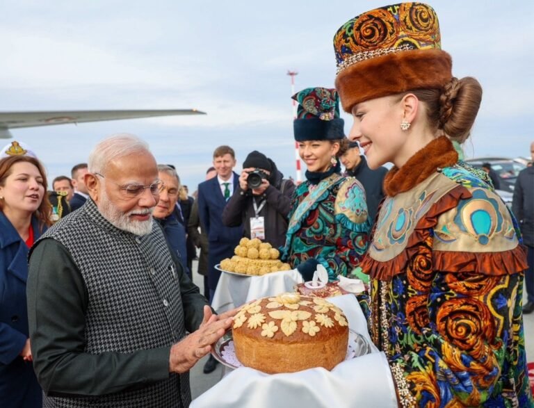 रूस में एक-दूसरे को देख गले मिली पीएम मोदी और पुतिन, एयरपोर्ट पर लड्‌डू और ब्रेड-नमक से स्वागत