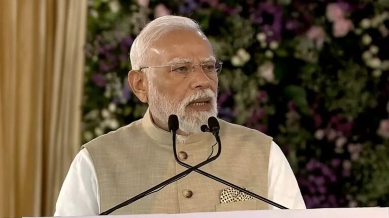 अहमदाबाद में पीएम मोदी ने किया इलेक्ट्रिक वाहन प्लांट का शुभारंभ, बोले-दर्जनों देशों में मेड इन इंडिया लिखी ईवी चलेगी