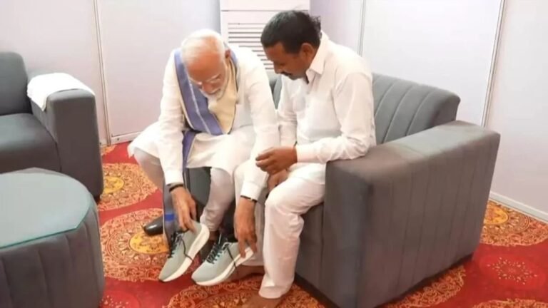 हरियाणा में अपने एक समर्थक को पीएम मोदी ने पहनाए जूते, 14 साल से नंगे पांव घूम रहे थे रामपाल कश्यप