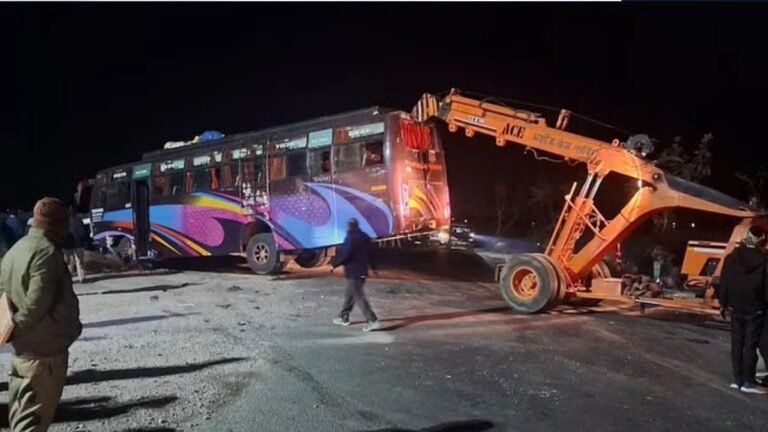 प्रयागराज में भीषण हादसा, छत्तीसगढ़ के श्रद्धालुओं को लेकर जा रही बोलेरो की बस से टक्कर, बोलेरो सवार सभी 10 की मौत, बस में सवार मध्यप्रदेश के 19 लोग घायल