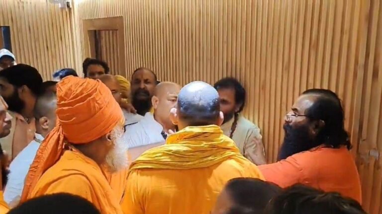 प्रयागराज में महाकुंभ को लेकर बुलाई बैठक में हंगामा, आपस में भिड़ गए संतों के दो गुट, बात हाथापाई तक पहुंची