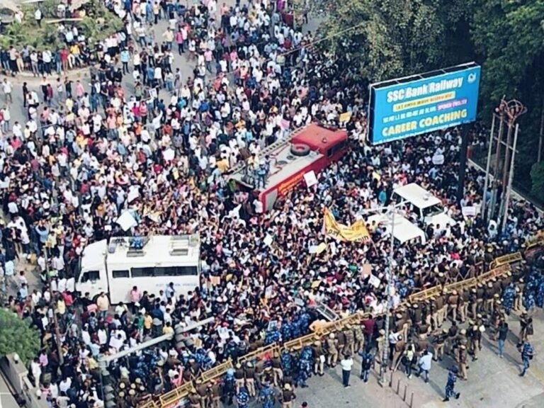 प्रयागराज में यूपीपीएसएसी कार्यालय के बाहर विद्यार्थियों का जबरदस्त प्रदर्शन, बैरिकेड तोड़े, पुलिस के साथ जमकर हुई झड़प