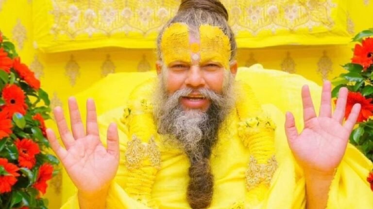 फिर विवादों में प्रेमानंद महाराज, कहा- जब किसी महिला को चार पुरुषों से मिलने की आदत लग जाती है, तो वह पति को स्वीकार नहीं कर पाती