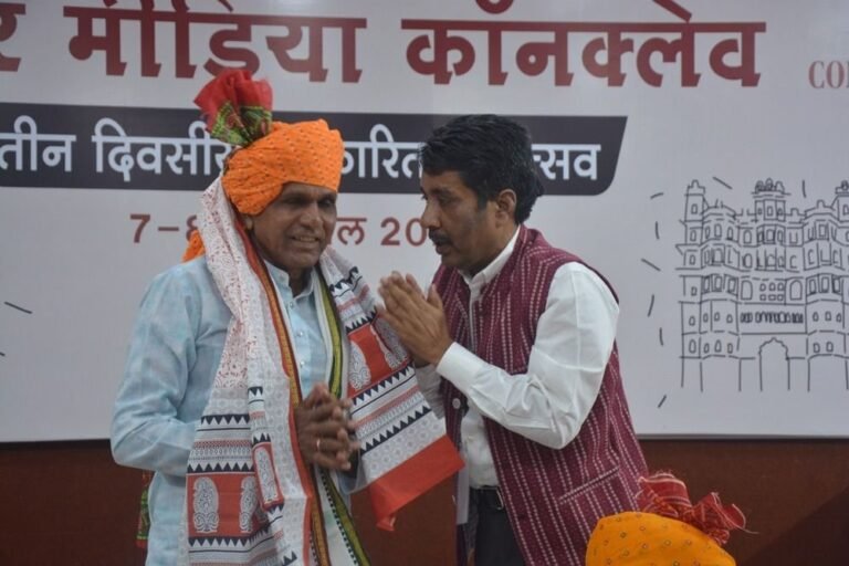 इंदौर मीडिया कॉन्क्लेव : अखबारों में सिमटता साहित्य पर चर्चा के बाद कबीर भजन ने बांधा समां
