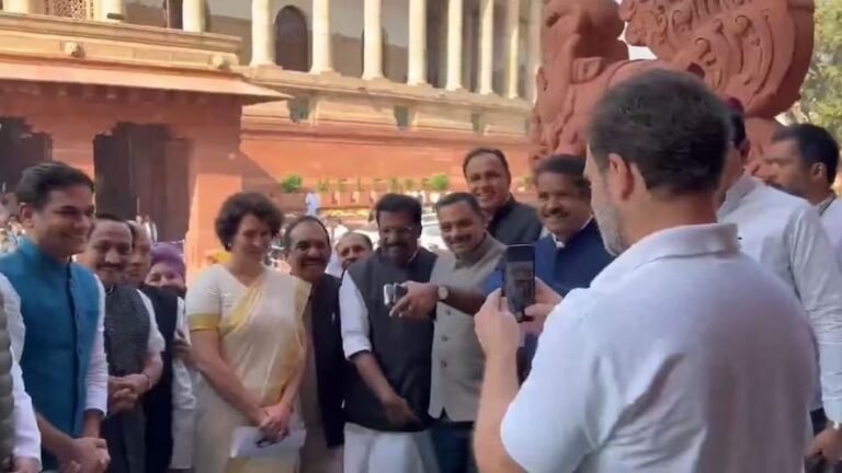 पहली बार चुनाव जीतकर संसद पहुंची प्रियंका वाड्रा, राहुल गांधी ने गेट पर रोककर खींची बहन की तस्वीर