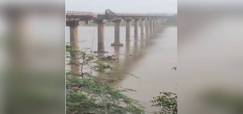 ढह गया मध्य गुजरात को सौराष्ट्र से जोड़ने ब्रिज, नदी में गिरे कई वाहन, 2  लोगों