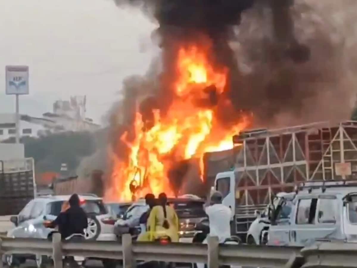 पुणे में भीषण हादसा, पुल पर ट्रक ने छह गाड़ियों को मारी टक्कर; 8 जिंदा जले